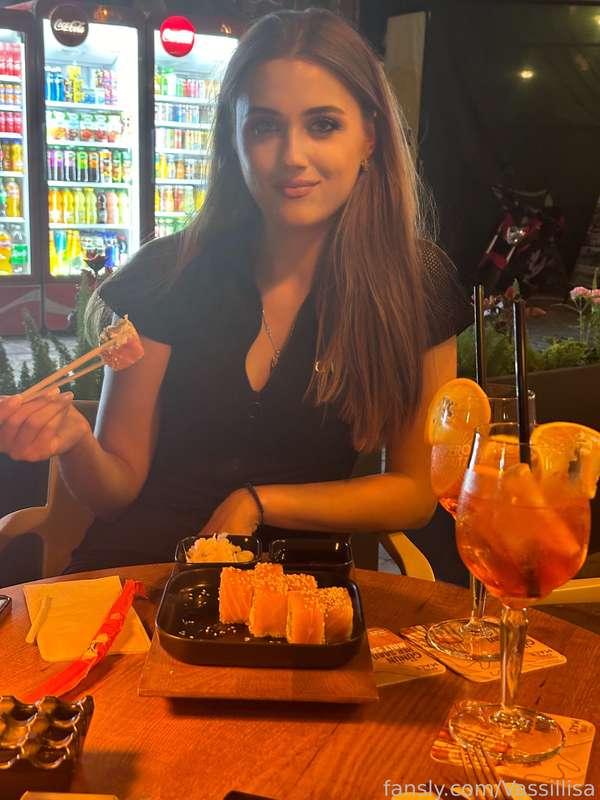 Sushi nights and city lights ✨🥢🍣 Do you want to turn this dinner into a date? 😏


#brunette #longhair #smile #prettyface #dinner #food #lifestyle #selfie #fyp