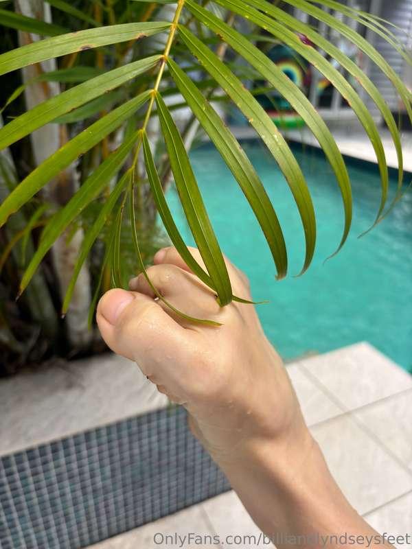 Toe fun by the pool 💦