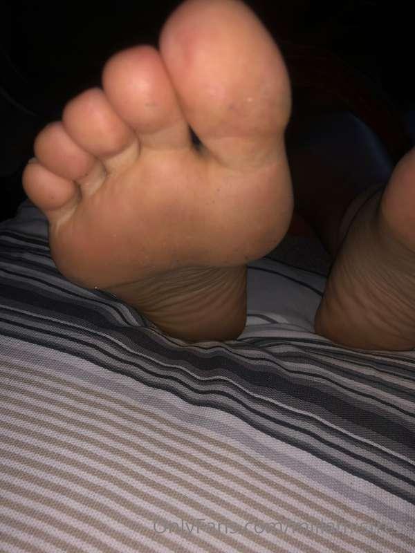 Lick my feet slut !