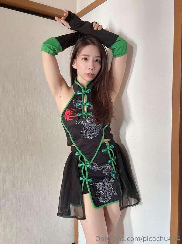 回應一個粉粉 他說喜歡看我舉起雙臂的姿勢， 那時還不以為意 直到某次感受到了之後， 才驚覺這姿勢真的存在好多幻想 反正舉..