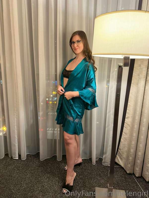 I like silky robes 🖤