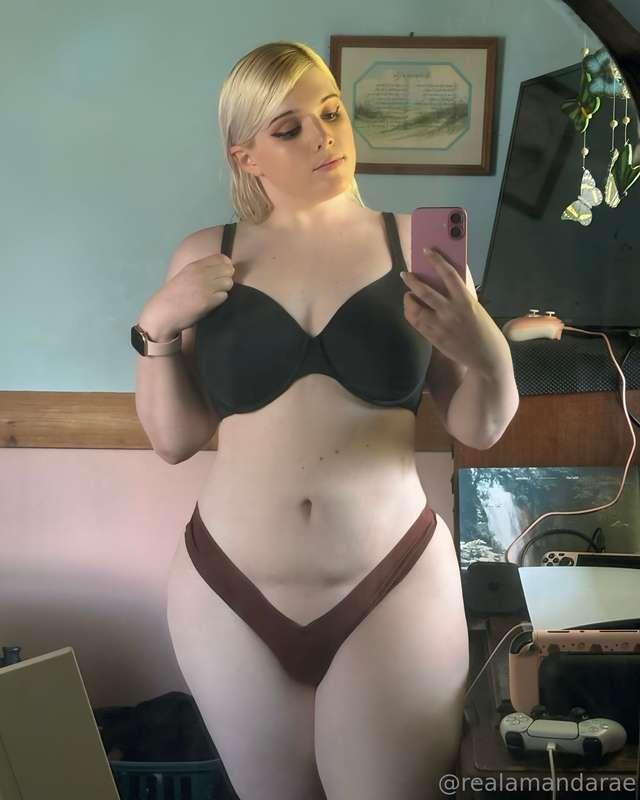 Some intimate selfies just for you 🥹
