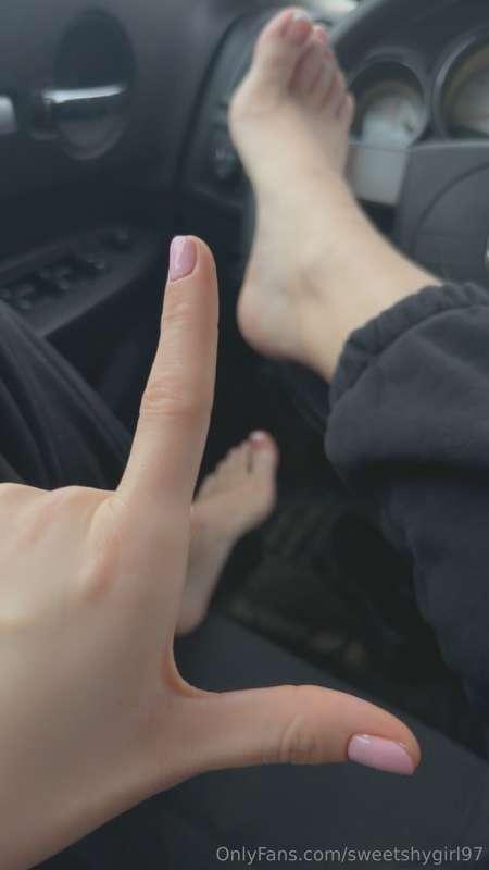 Car foot pics are always a good kickstart to the day💗