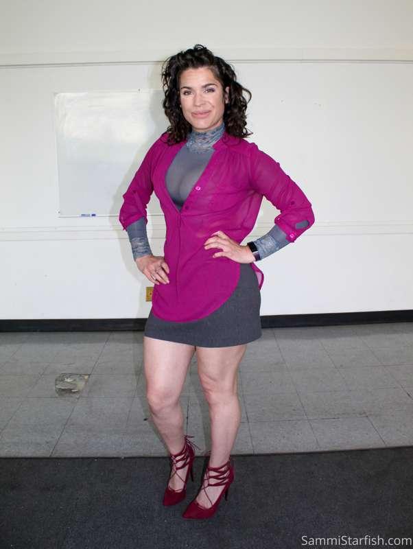 15 pic set
Going for that mature office milf kind of look.  ..