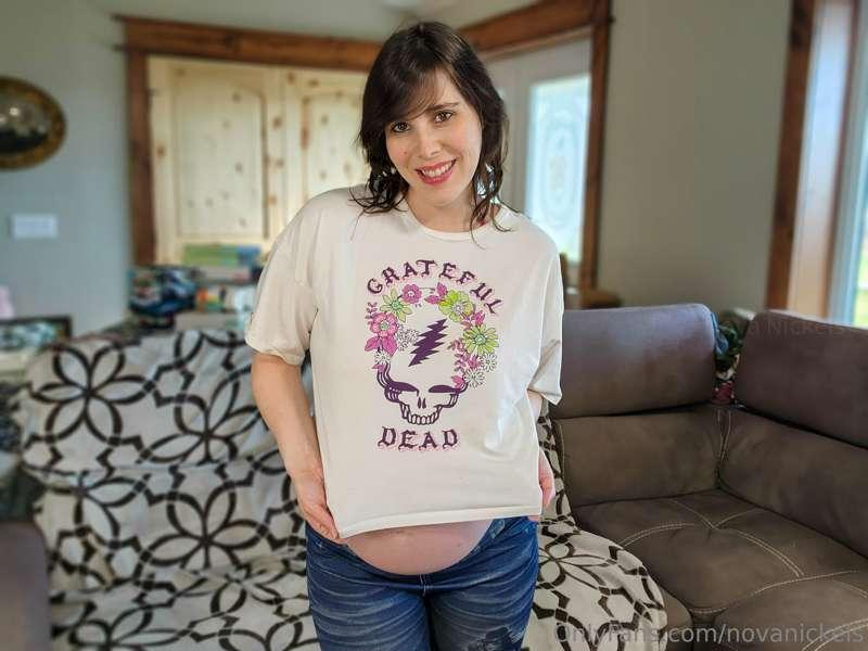 This naughty rocker preggo milf wants her holes rocked  🎸😎