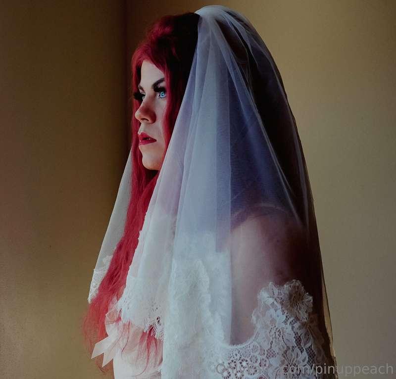 Dream bride!? Any takers? 

Finally found a chance to play w..