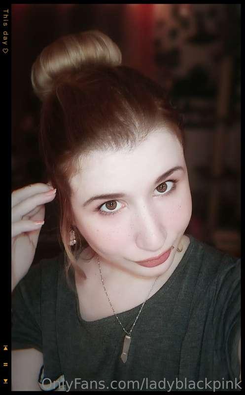 Con este moño (y algo más rubia)  puedo hacer algún día de C..