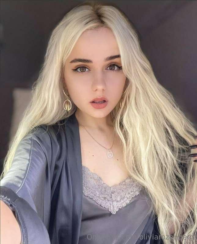@fireofurloins_lana has perfect body, what about her face?

..
