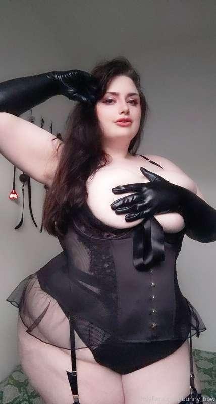 leather glove love 🖤