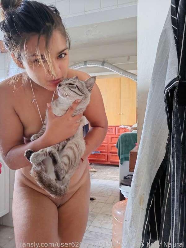 Buenos dias, viernes a solas con mi gatito. Como han estado hoy Naturitos?
