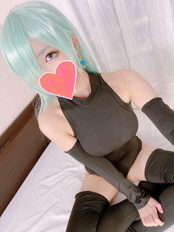 I like tight-fitting leotard-like outfits.
And this costume ..