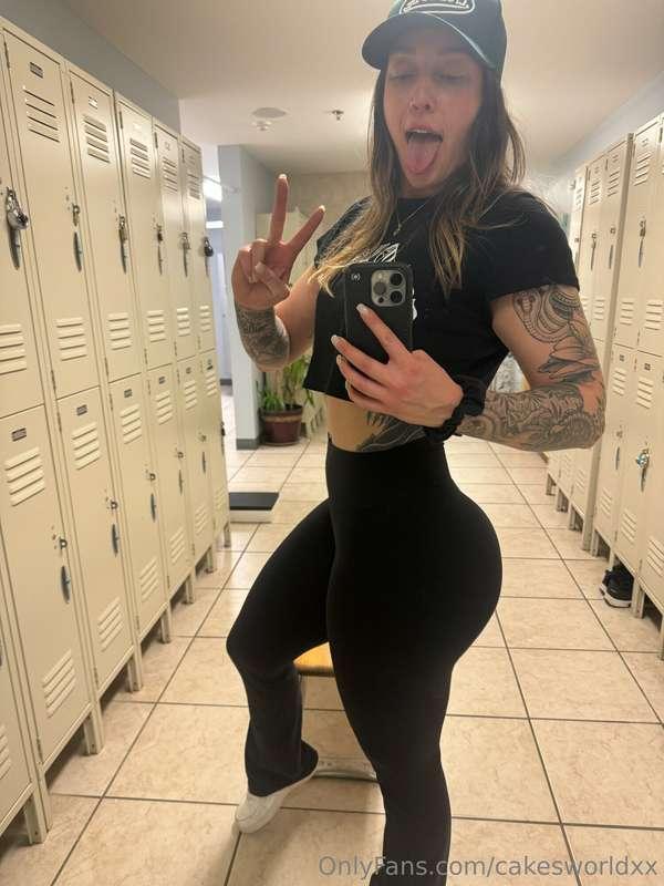 From today’s leg workout. Growing the juiciest booty for you..