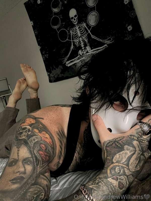 Look at my feet not my face 👺