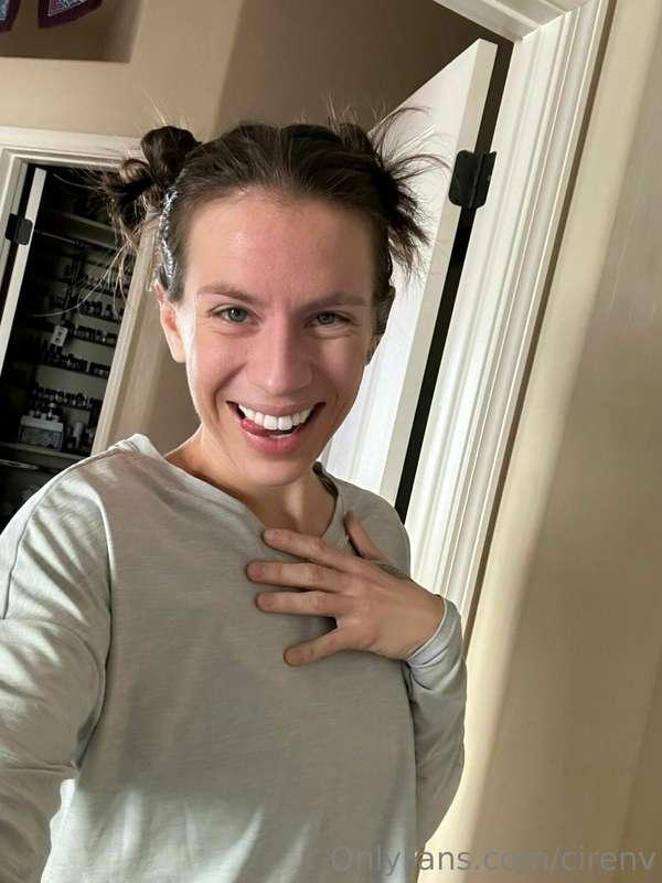 Looking cute, feeling cute for the gym this morning. ☺️