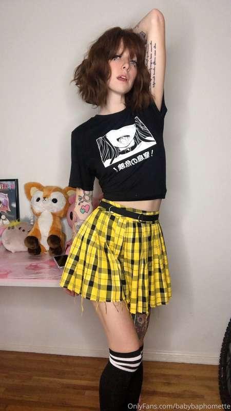ur moody soft goth girlfriend wants to play 🖤💛