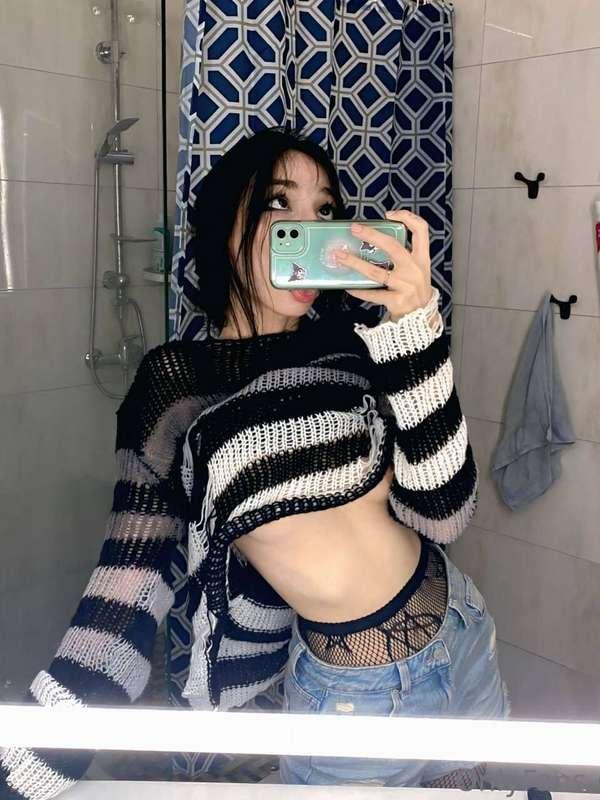 Kinky but shy Geekgirl @amiko_chan_xxx wants to try somethin..