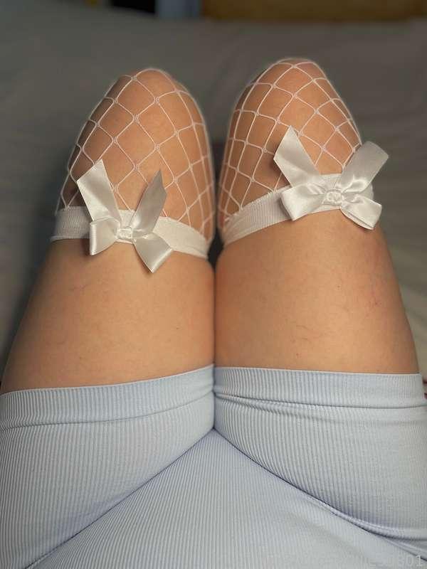 Just daddy’s little girl waiting in bed for him 👑✨ #fyp #legs #stockings #kinky #tease #fishnets #horny #teen #femalesolo #solo #cute #tights #socks #fetish #egirl #feet #footfetish