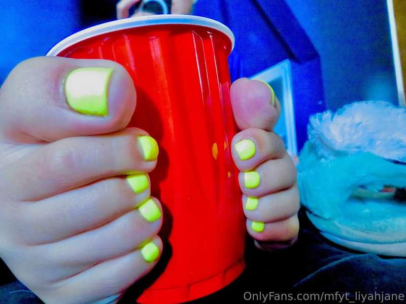 I love neon toes so much. This set came out extra cute 🥰