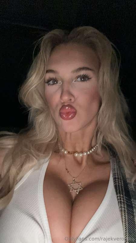 Friday kisses from Ve Reeses ( my old instagram nickname) 🫶🏼..