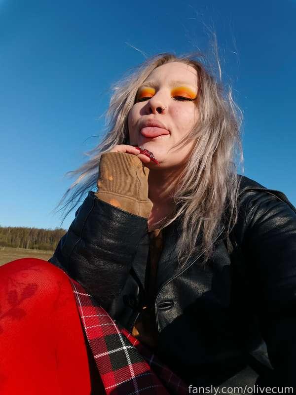 The sunny girl sends u the hot rays of this spring! 😏😎🌸

mmrrrr ^^


#fyp #bush #alt #goth #hairy #blonde #outside  #diary #blog #lifeblog