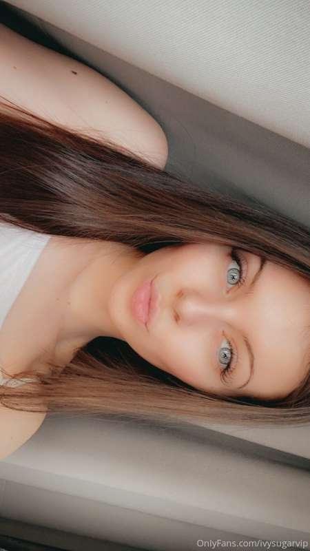 Look at my eyes and tell me what do u see 😇