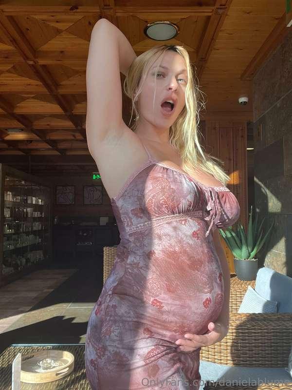 Uiiiii, mira que barriguita sexy embarazada tengo hoy