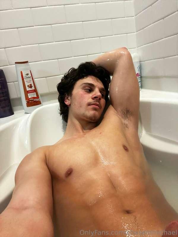 Who’s gonna come jingle my bells in the  🛁 
December 14th 11..