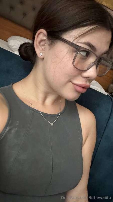 do you like the way I look with glasses?😎