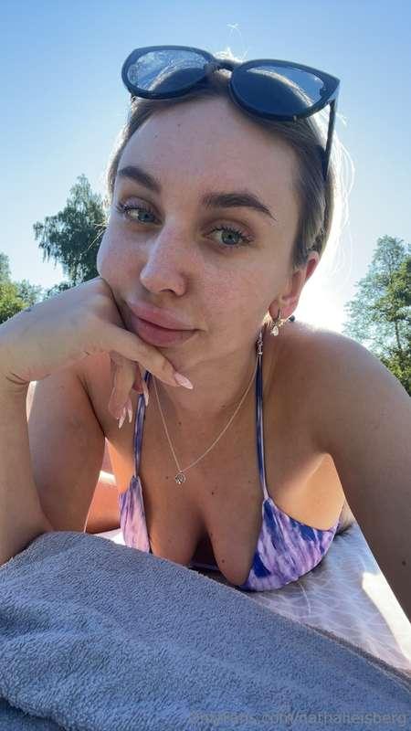 Love sunny days☀️ boobs and booty out🍒