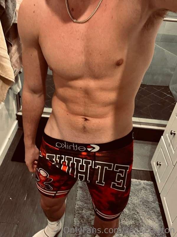 whos tryna be my sneaky link 😉