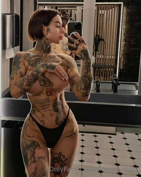 @stephs_always_wet LUXURY SPORTS MODEL play with her pussy a..