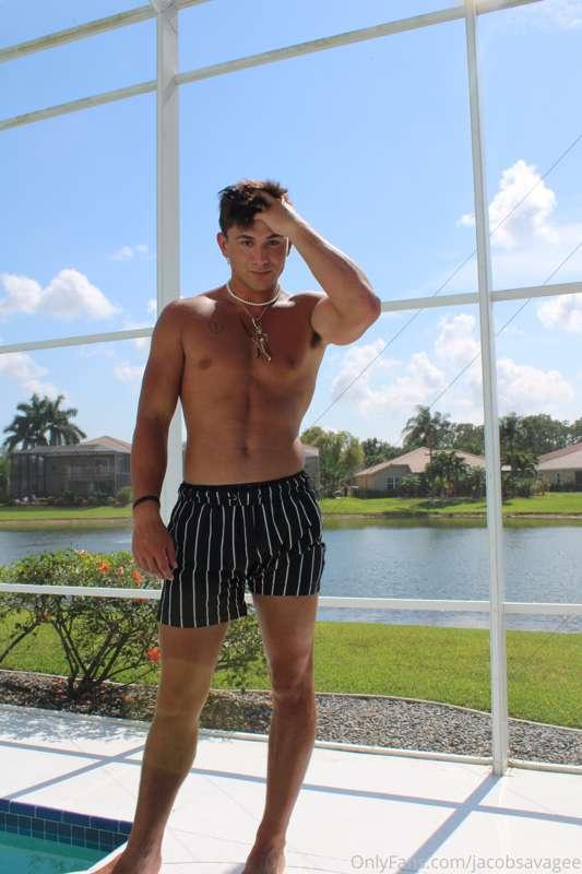 who wants to chill by the pool😊