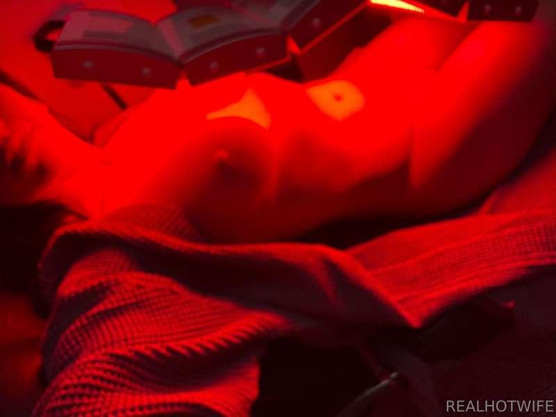 One of my favorite wellness tools is red light therapy….. th..
