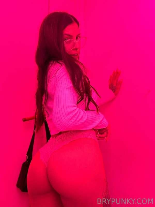 Couldn’t avoid these selfies to see how my booty looks in th..