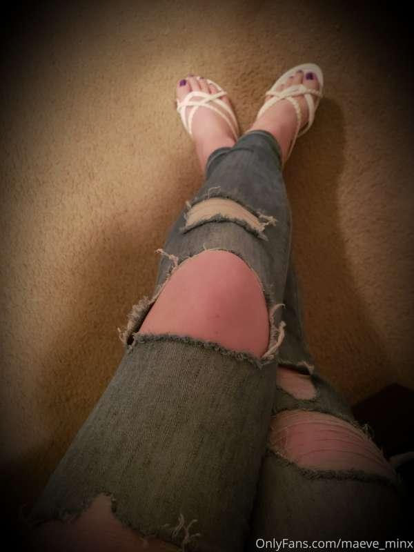 Feet Friday! 😍👣 lol hope everyone had a great friday. Messag..