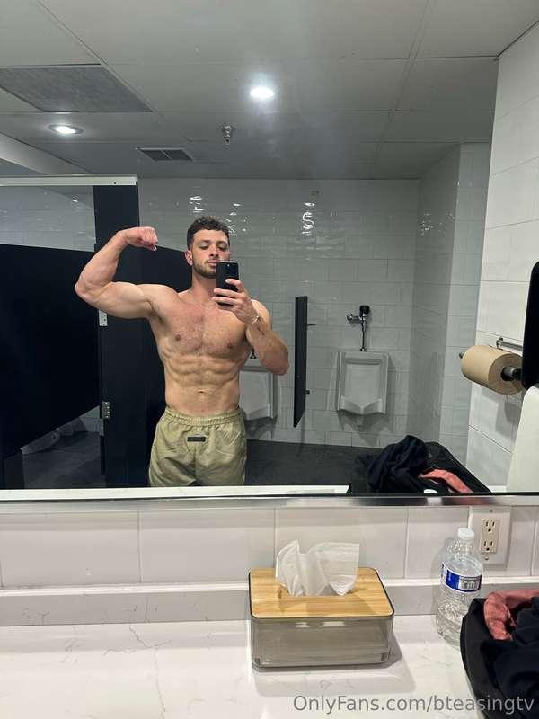 Come say hi I know you want to 😏