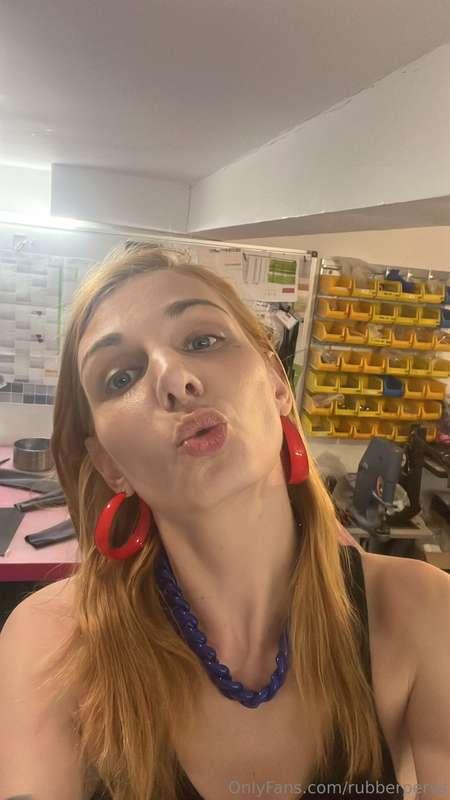 Grüße aus der Latex-Werkstatt! Greetings from the Latex-Work..