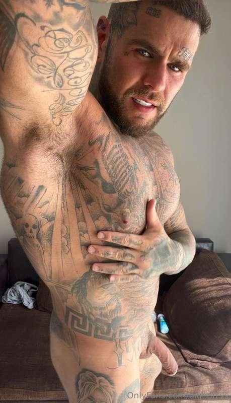 Would lick my armpits then suck my cock😈