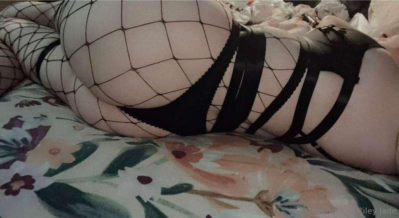 Tie me up, bury your face in my ass then what’s next? 😍