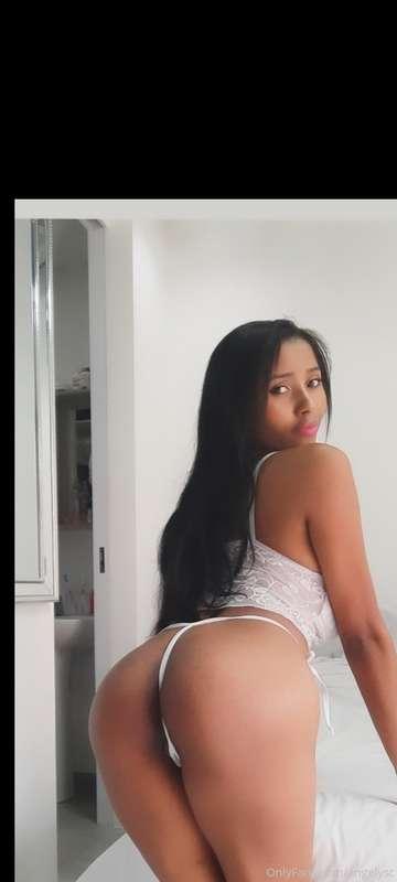 I know how hard you get when I spread these cheeks for you😈🍑