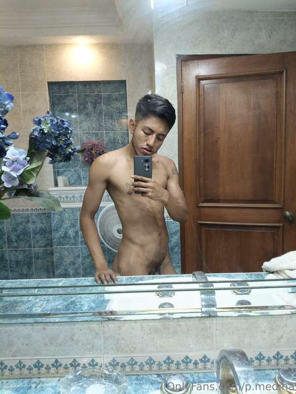 Nadamas aqui mostrandole mis nuevos tatuajes, ya los veran e..