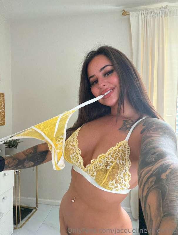 No panties on, message me and let’s have some fun together 🥵..