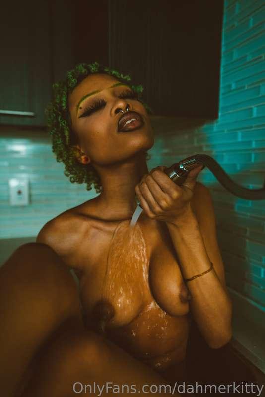 my photographer made me get in the sink 🚰
