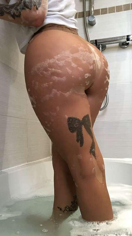 The full set of these naughty little photos has just been up..
