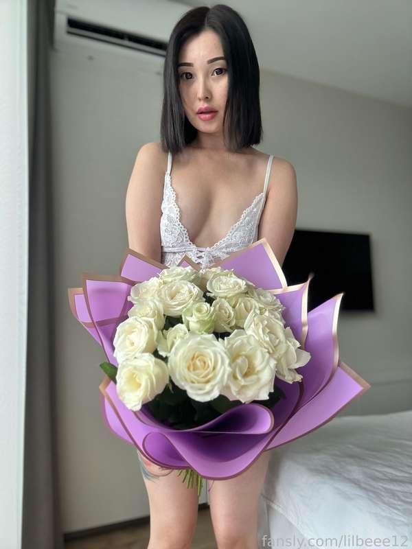 Do you give flowers for no reason?☺️

#asian #cute #young #smalltits #girlnextdoor