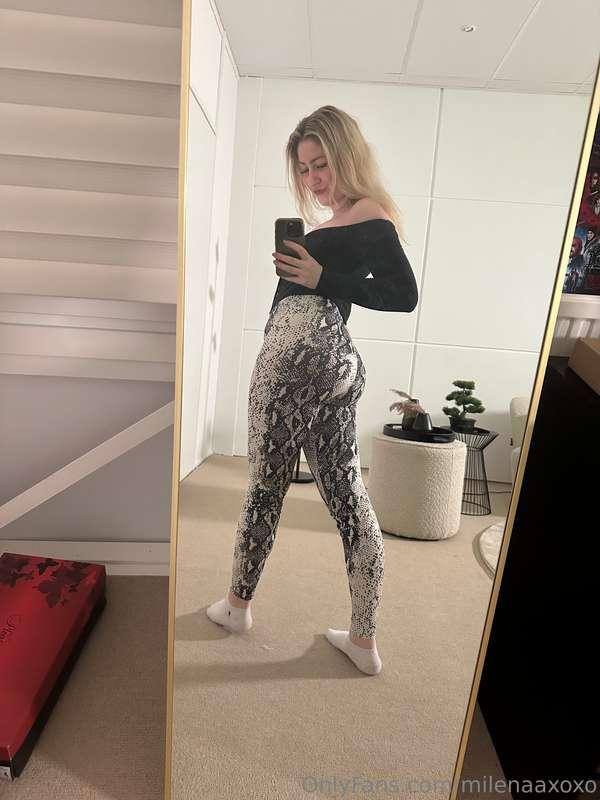 Do you like these leggings on me? 🤭