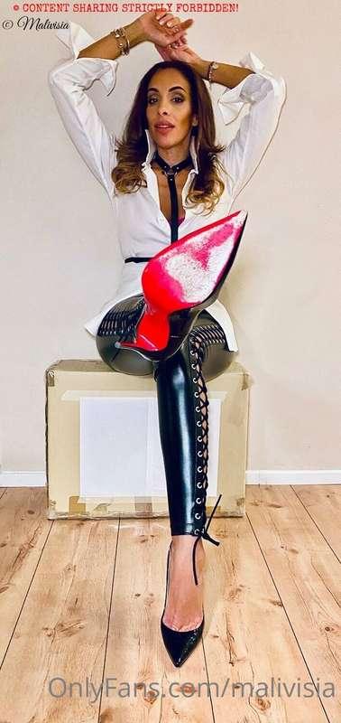 Wanna lick my Loubs? Yes, you!? But make an effort! 😈 Good b..