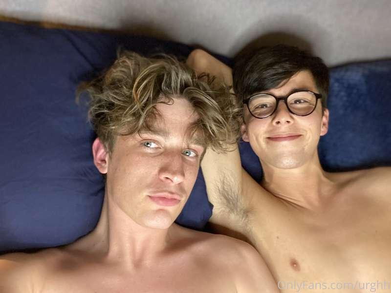 Two twinks and their dicks 😏😈