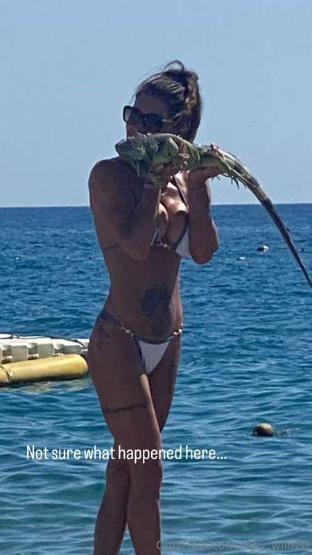 I am back from my holiday 😎 here is me kissing some kind of ..