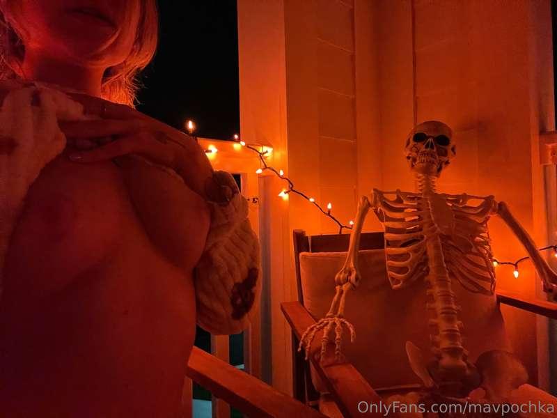 Halloween vibe on the balcony 🎃☠️